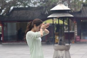 拜佛成潮流 年轻人的焦虑寺庙都知道 佛能保佑周全吗？-孔夫子古玩网