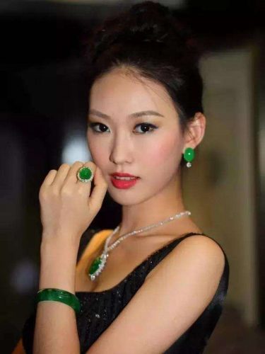 翡翠如何搭配服饰让自己更年轻？-孔夫子古玩网