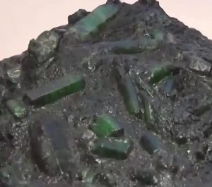 巴西挖出一块重700斤价值20亿的翡翠宝石-孔夫子古玩网