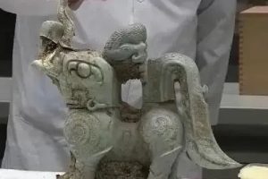 神兽家族添新丁：三星堆发现第一件带翅膀神兽-孔夫子古玩网