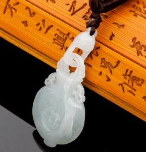 翡翠花瓶吊坠的寓意是什么？-孔夫子古玩网